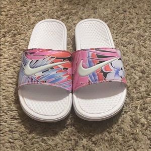 Nike slides(gently worn a couple of times)